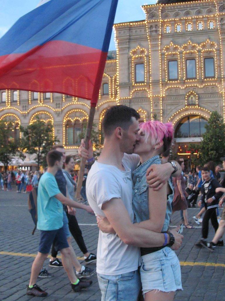 Москва не спа след победата на Русия (снимки)