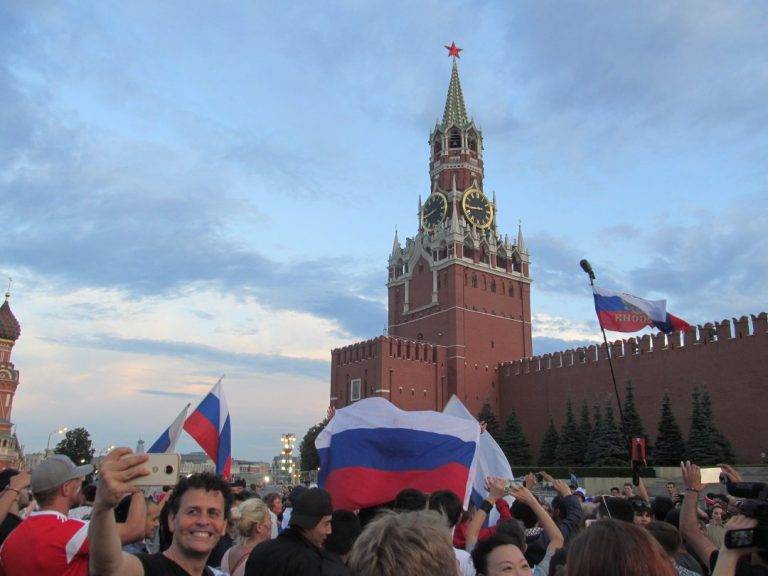 Горещи новини | Москва не спа след победата на Русия (снимки)