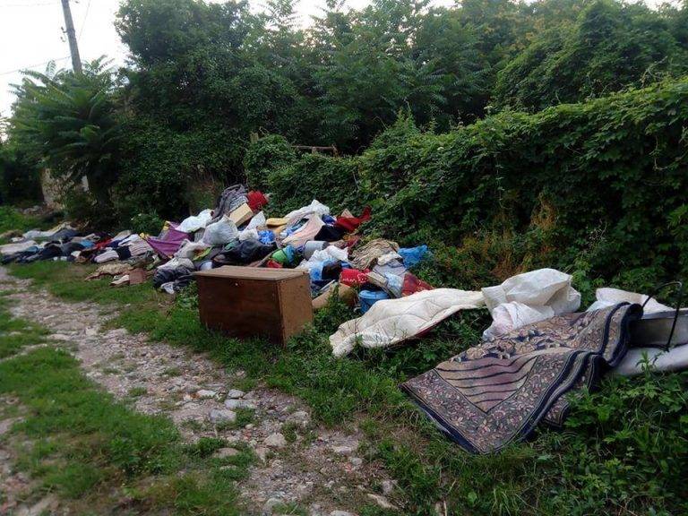 Психично болен затрупа с  боклуци улица в Самоводене