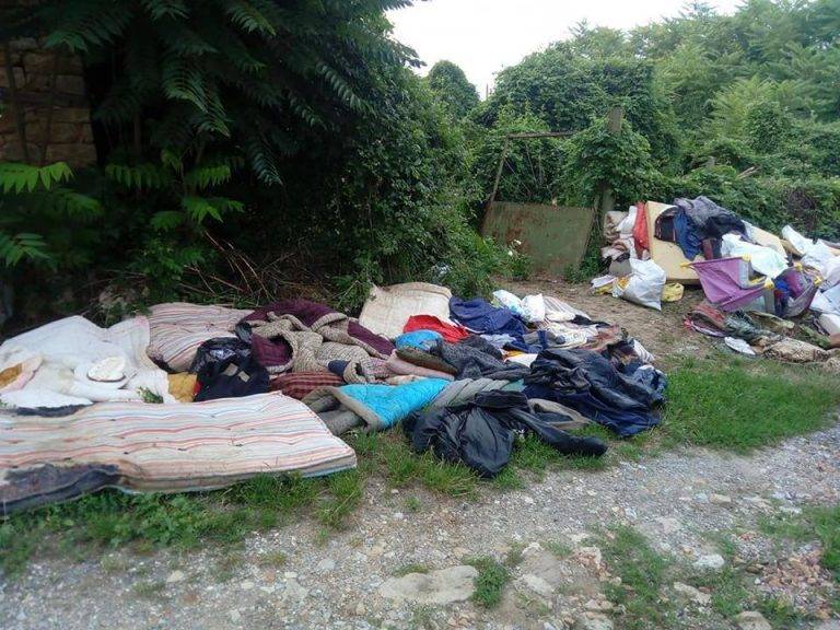 Горещи новини | Психично болен затрупа с  боклуци улица в Самоводене