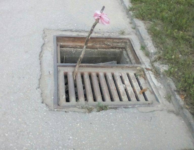 Общество | От читателската поща: Опасна шахта зее вече  месец на търновска улица