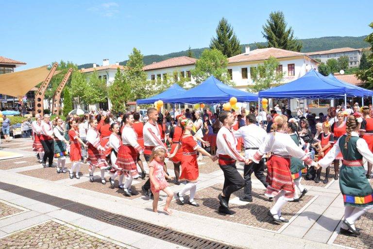Сладък и весел празник на еленския мед