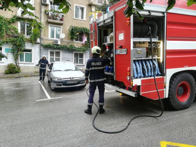 Разлив на гориво вдигна на крак пожарната