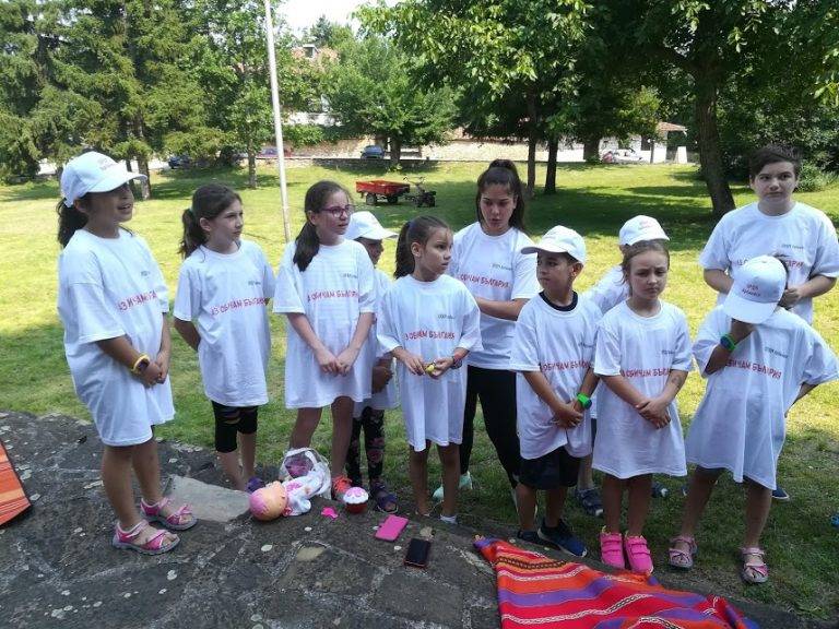 Общество | Децата от Арбанаси изработиха  сами карта на България