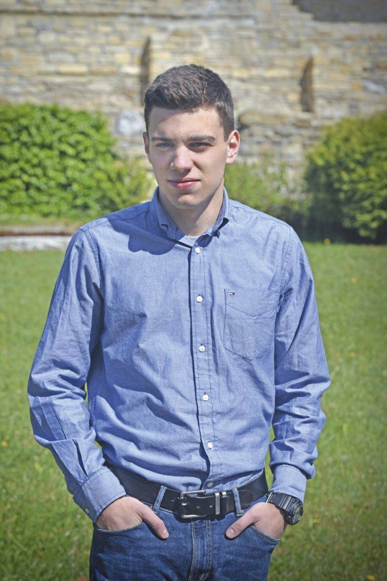 Общество | Александър Спирдонов следва  политология в Мадрид, но вижда  бъдещето си единствено в България