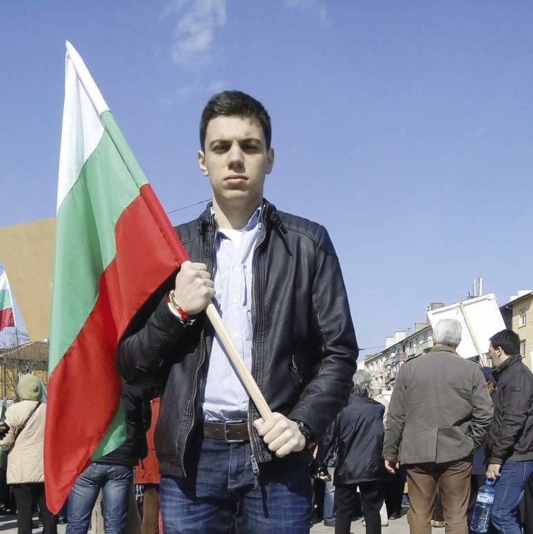 Александър Спирдонов следва  политология в Мадрид, но вижда  бъдещето си единствено в България
