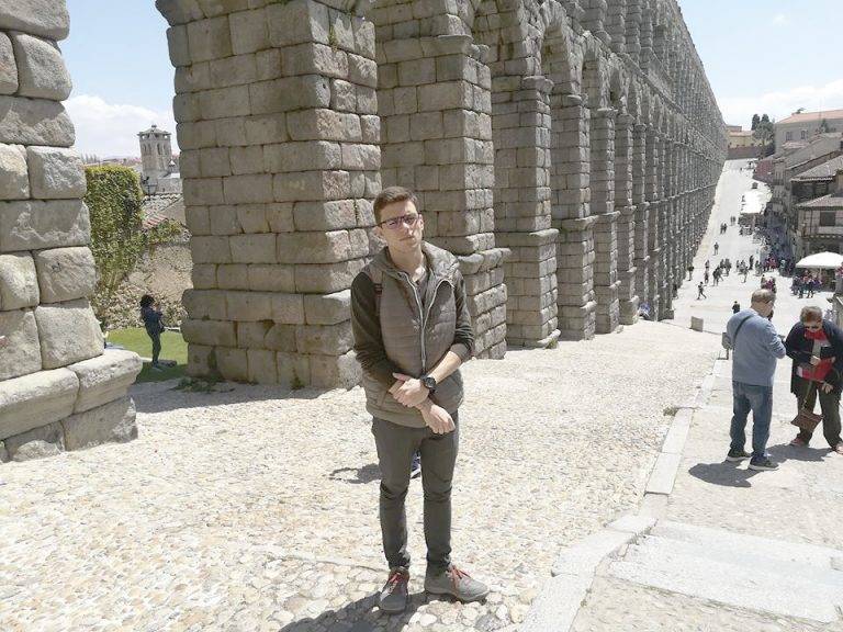 Александър Спирдонов следва  политология в Мадрид, но вижда  бъдещето си единствено в България