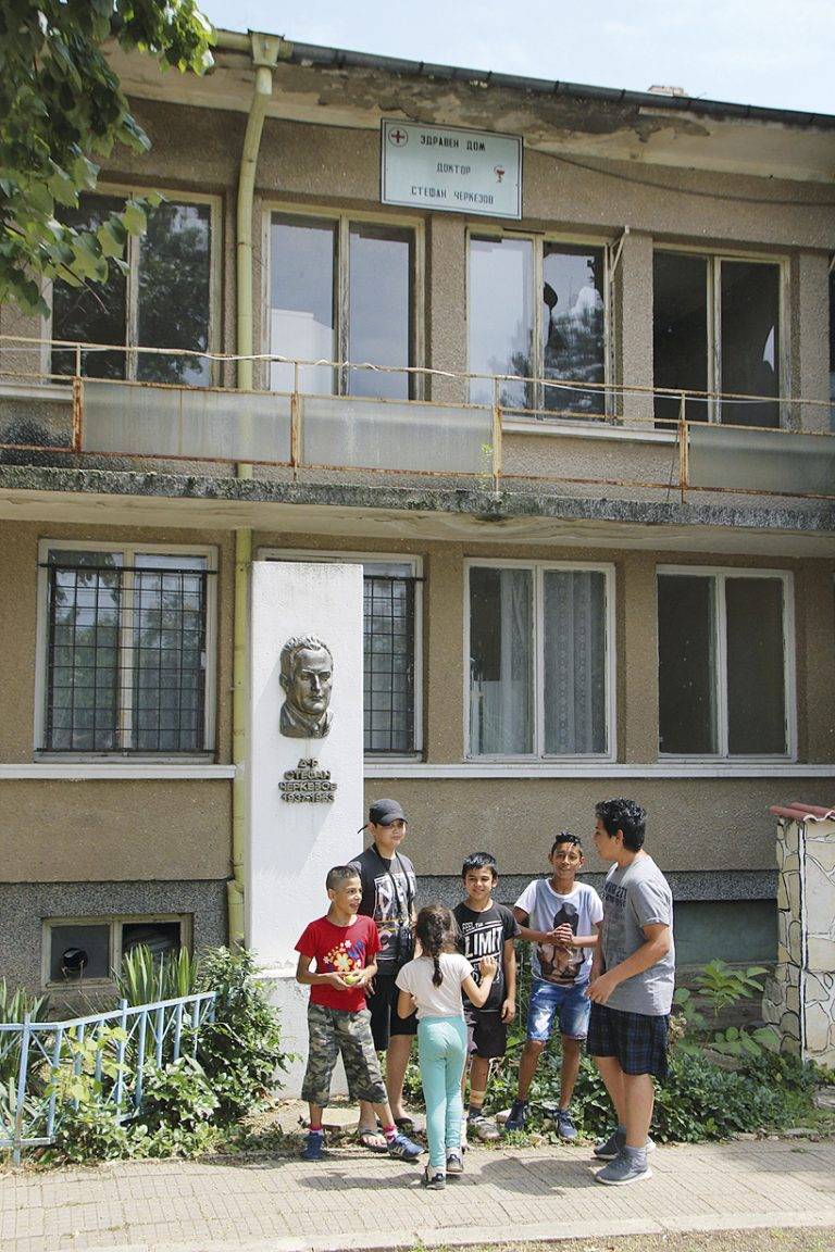 Горещи новини | Виноград търси 3000 лв.  да спре разрухата на родната  къща на героя д-р Черкезов