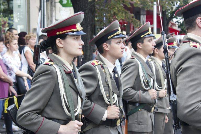 Общество | Военният министър  връчи офицерските пагони на  първенеца на НВУ Деница Иванова