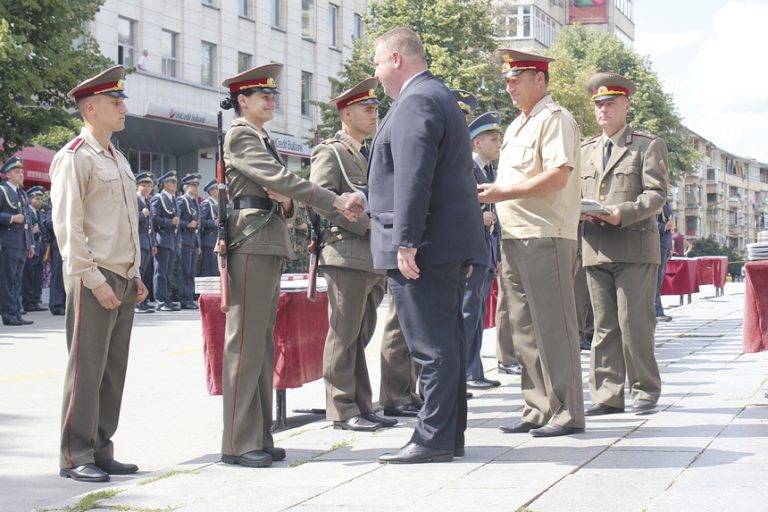 Военният министър  връчи офицерските пагони на  първенеца на НВУ Деница Иванова