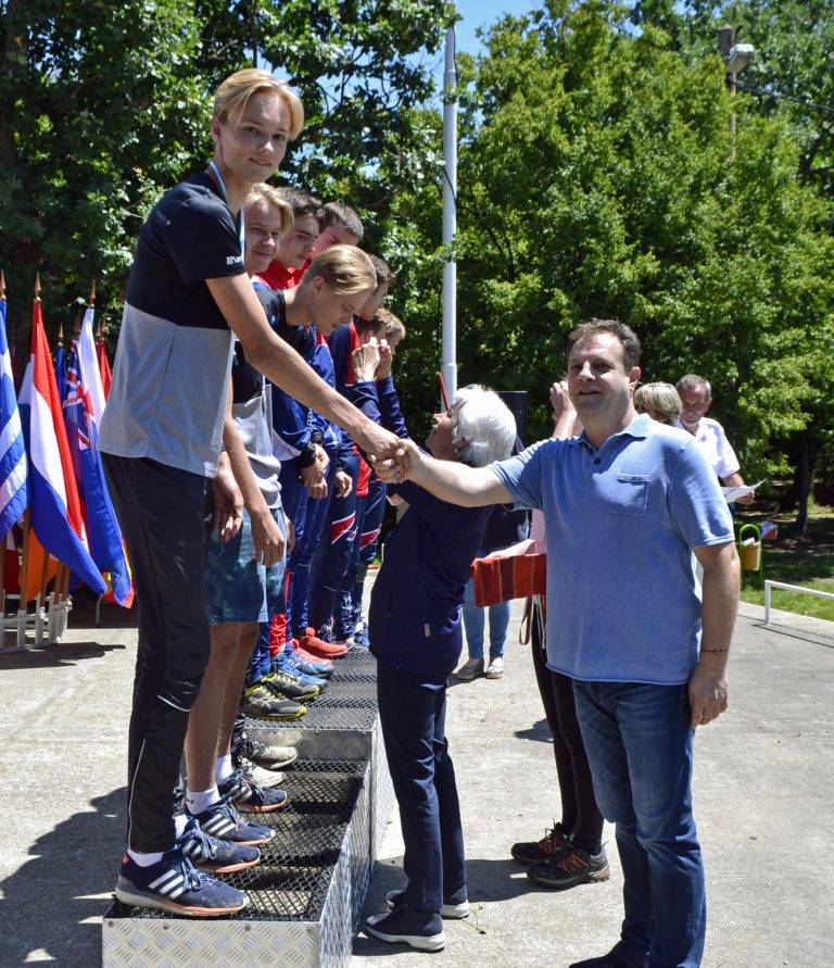 Кметът Даниел Панов награди призорите от  Европейското младежко първенство по ориентиране