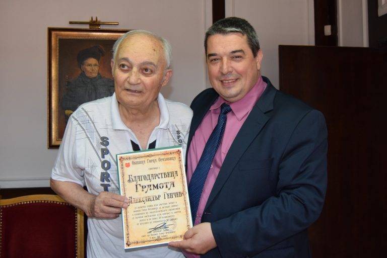 Горна Оряховица | Инж. Добрев отличи треньора по лека атлетика Александър Генчев за 50-годишната му дейност