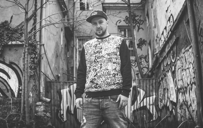 Фенове на хип-хоп културата посрещат изгрева на голямата поляна до Петропавловския манастир