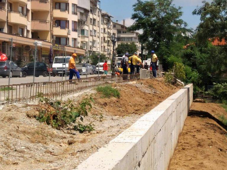 Строят нови подпорни стени и ограда край детска градина „Ивайло“