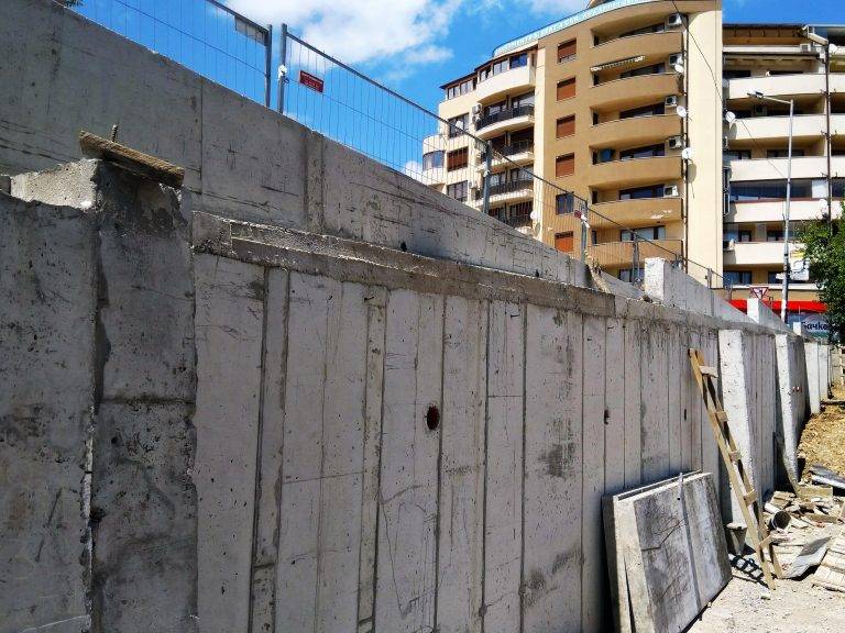 Строят нови подпорни стени и ограда край детска градина „Ивайло“