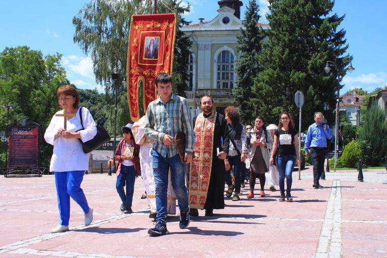 Култура | Поклонници от Велико Търново поеха  по пътя на мощите на свети Иван Рилски