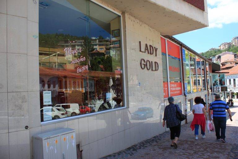 Бижута за 40 000 лв. задигнаха от златарско ателие в центъра на В. Търново (снимки)