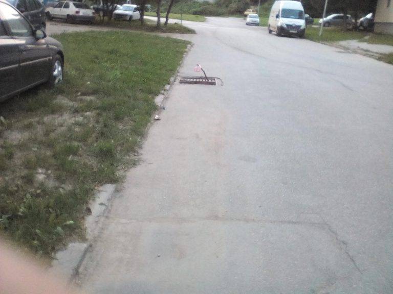 От читателската поща: Опасна шахта зее вече  месец на търновска улица