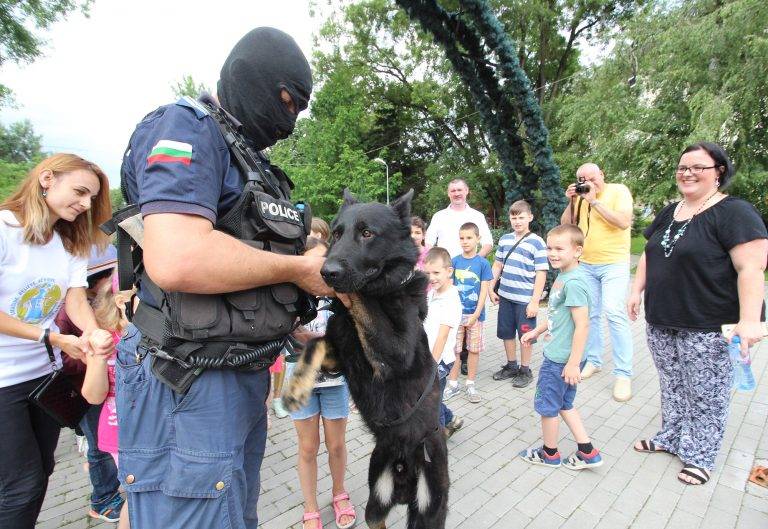 Деца станаха приятели с полицейските кучета (снимки)