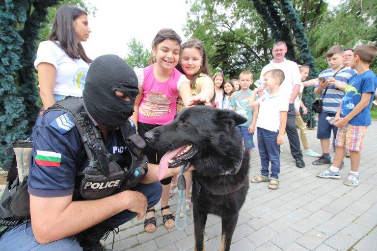 Деца станаха приятели с полицейските кучета (снимки)
