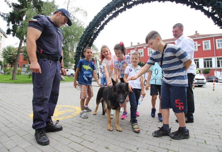Общество | Деца станаха приятели с полицейските кучета (снимки)