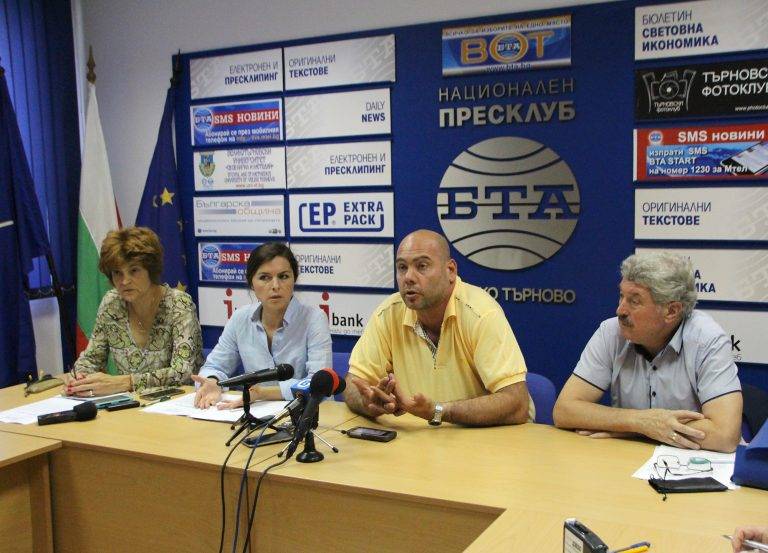 Горещи новини | 1500 фермери изкарват стада  и изливат мляко при Шереметя