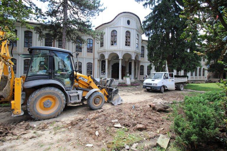 Връщат старите  каменни плочи  на площада  пред Конака