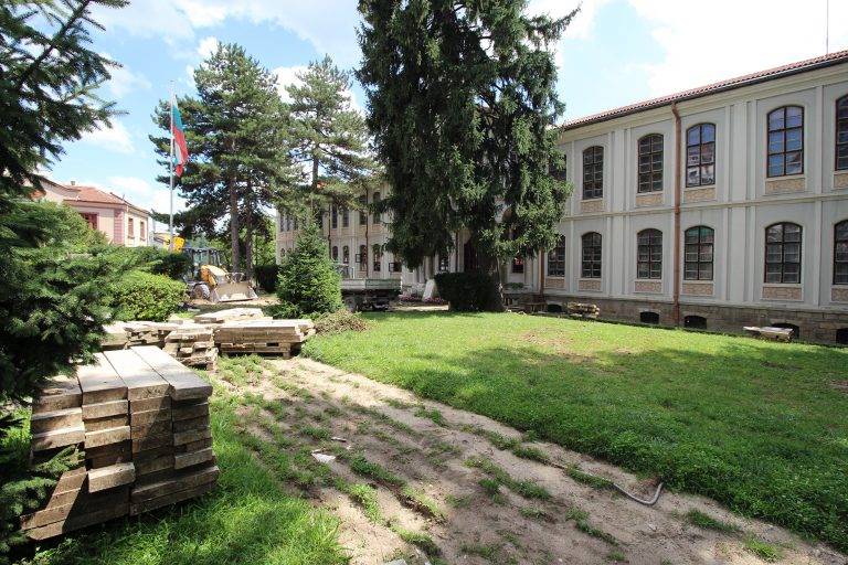 Връщат старите  каменни плочи  на площада  пред Конака