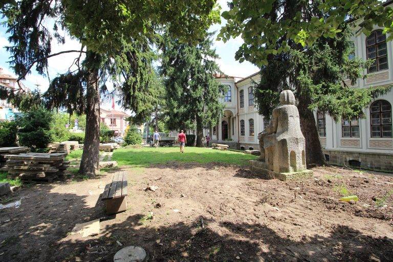 Общество | Връщат старите  каменни плочи  на площада  пред Конака