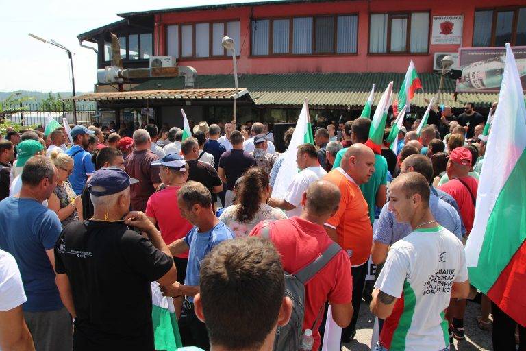 Горещи новини | Животновъди разляха мляко и затвориха главен път София – Варна при Шереметя