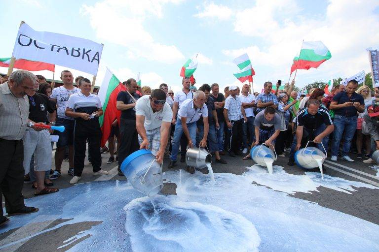 Животновъди разляха мляко и затвориха главен път София – Варна при Шереметя