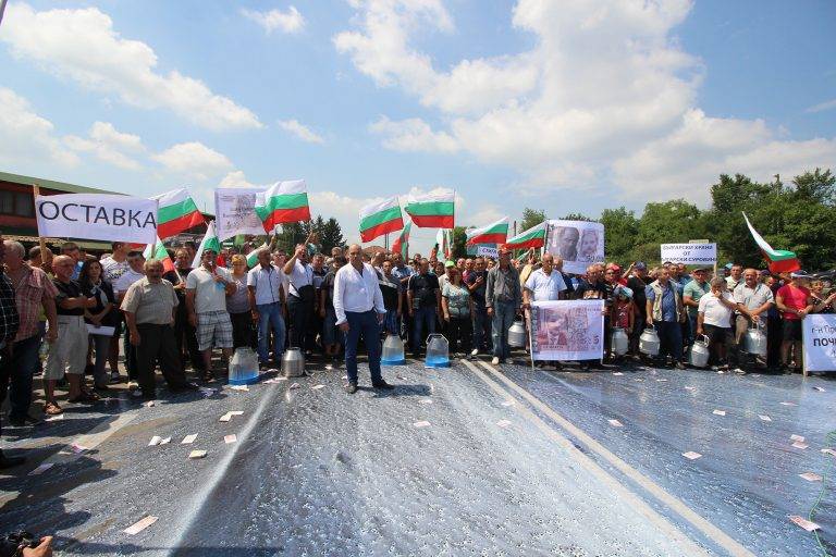 Животновъди разляха мляко и затвориха главен път София – Варна при Шереметя