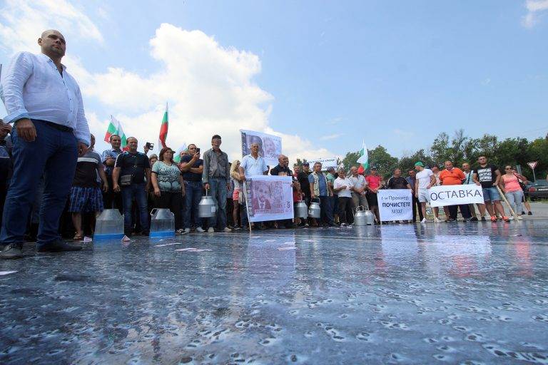 Животновъди разляха мляко и затвориха главен път София – Варна при Шереметя