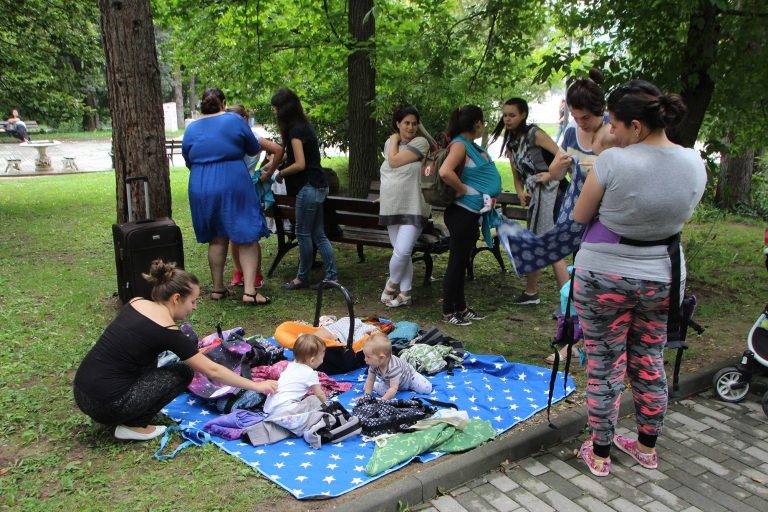 Общество | Учиха млади майки как да носят  бебетата си със слинг и раница