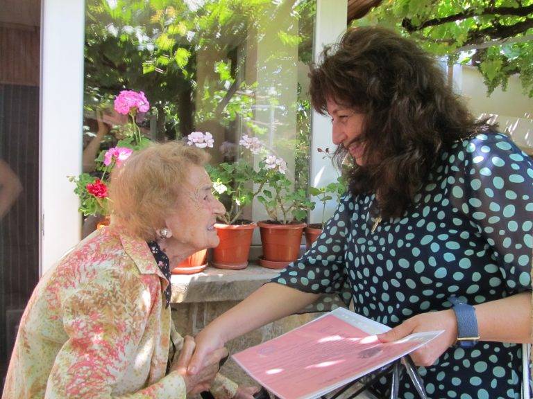 Горещи новини | Стотния рожден ден на баба Иванка от Козаревец уважи лясковският кмет