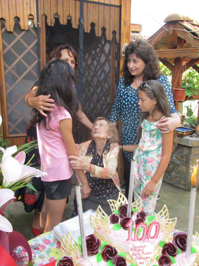 Стотния рожден ден на баба Иванка от Козаревец уважи лясковският кмет