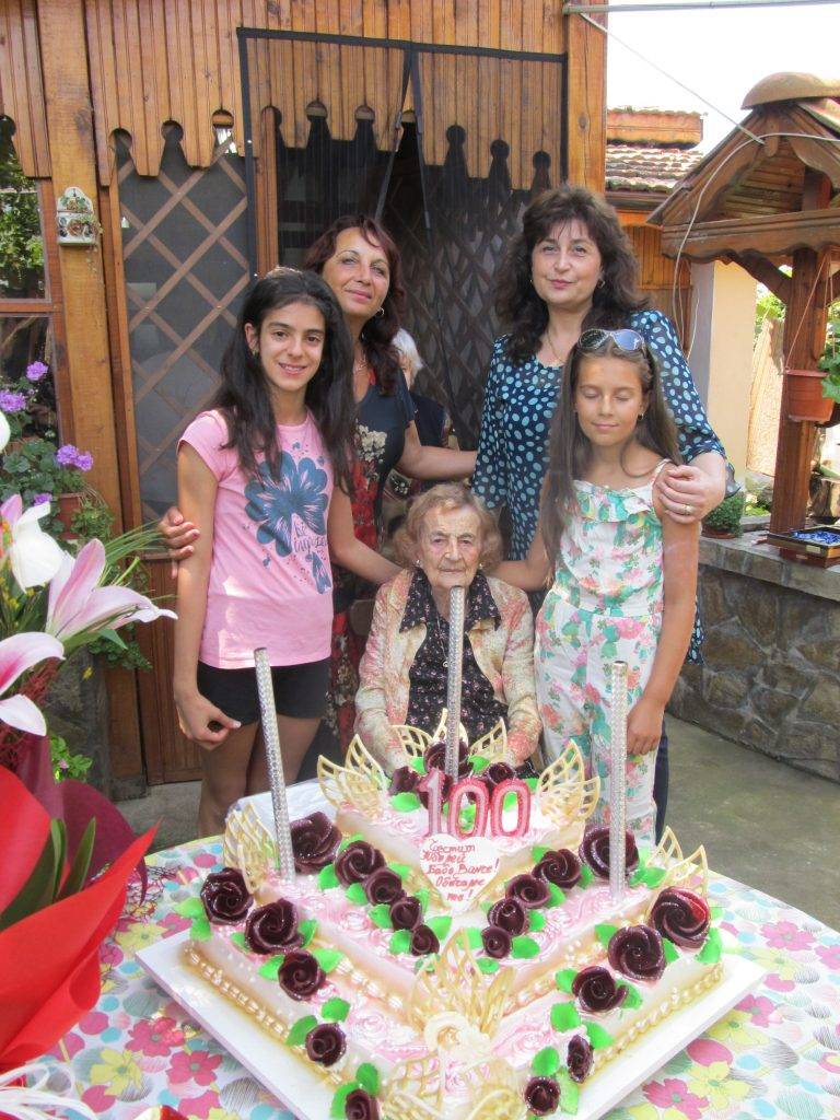 Стотния рожден ден на баба Иванка от Козаревец уважи лясковският кмет