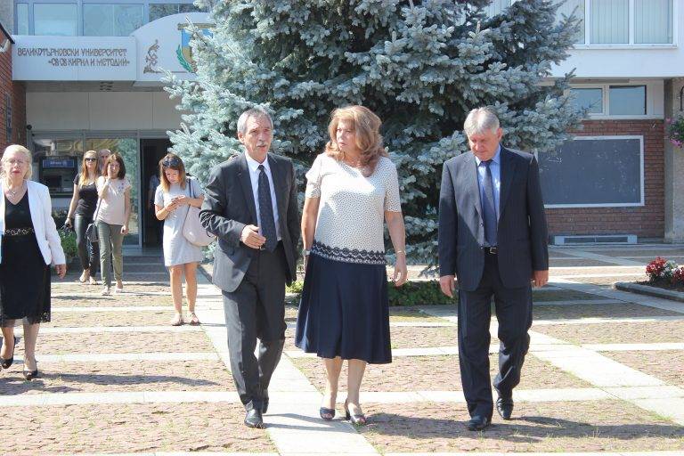 Вицепрезидентът Илияна Йотова приветства  българисти от целия свят във ВТУ