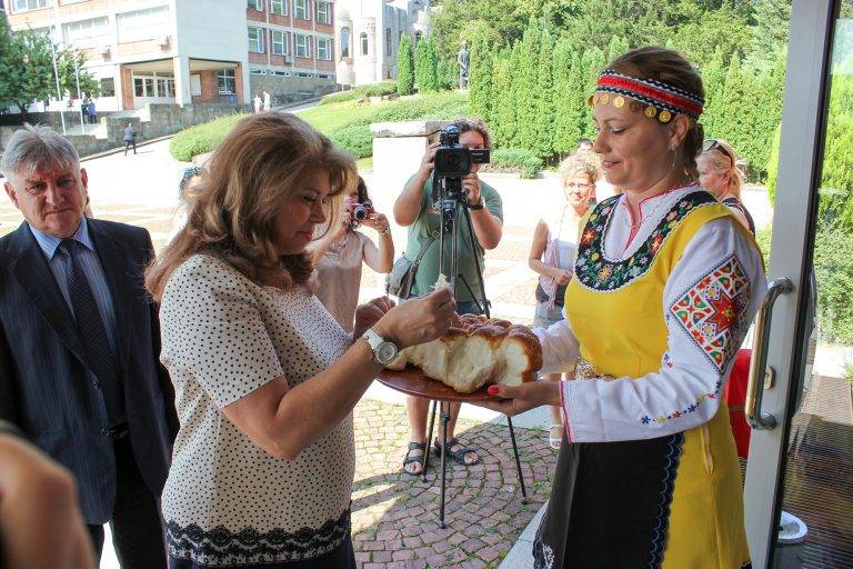 Култура | Вицепрезидентът Илияна Йотова приветства  българисти от целия свят във ВТУ