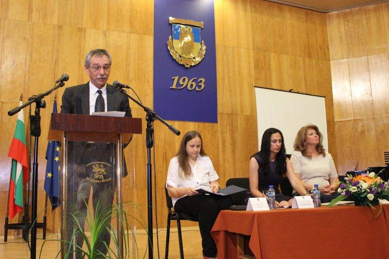 Вицепрезидентът Илияна Йотова приветства  българисти от целия свят във ВТУ