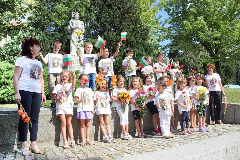 Общество | Децата от “Соня” почетоха Левски