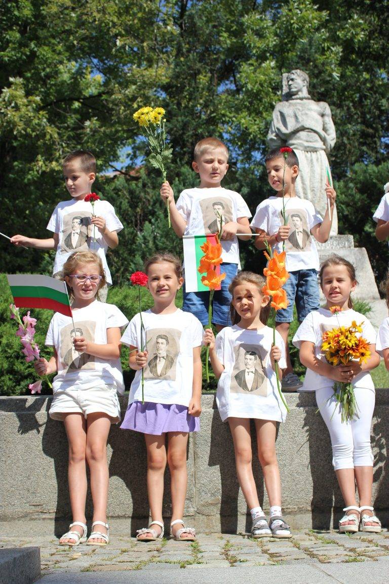 Децата от “Соня” почетоха Левски