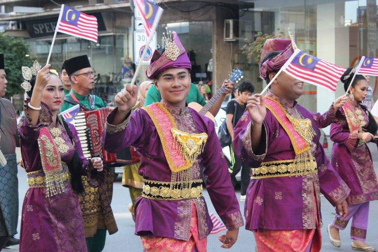 Танцьори от Малайзия превзеха  фестивалната сцена във В. Търново (снимки)
