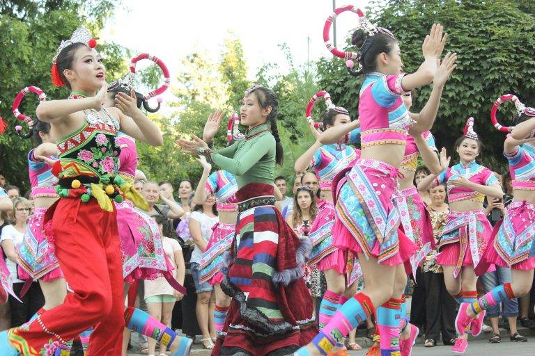 Гостите от далечен Китай са пленени от българския фолклор (снимки)