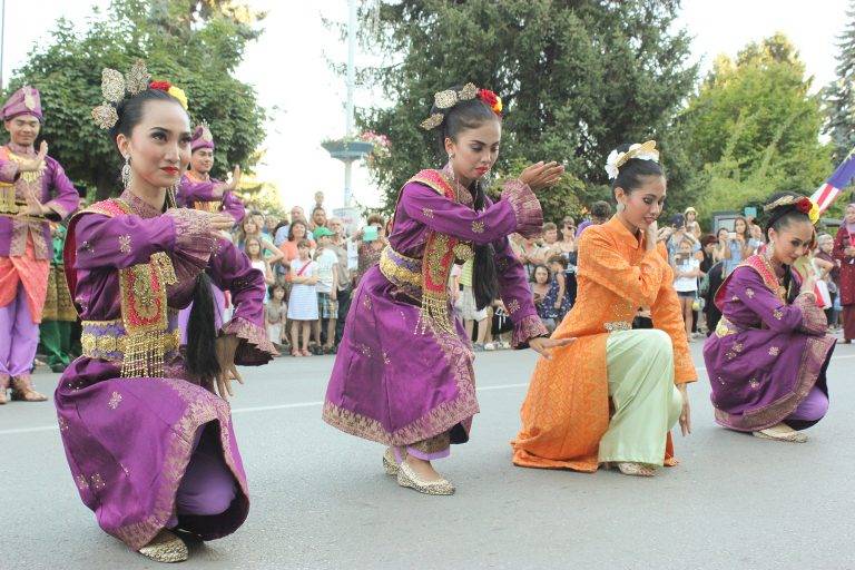 Танцьори от Малайзия превзеха  фестивалната сцена във В. Търново (снимки)