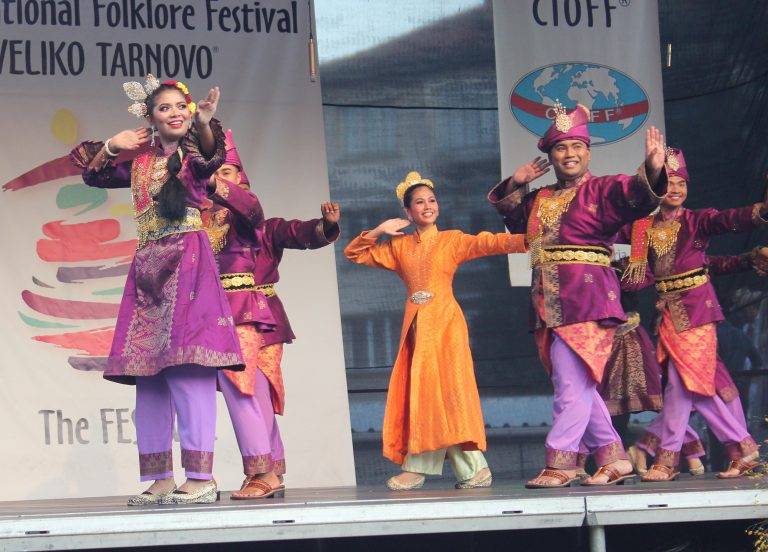 Танцьори от Малайзия превзеха  фестивалната сцена във В. Търново (снимки)