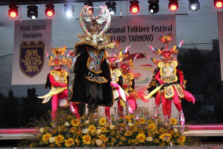 Култура | Танцьорите от далечна Боливия станаха  любимци на публиката във В. Търново