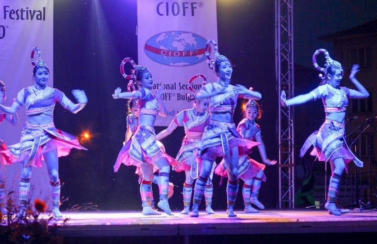 Гостите от далечен Китай са пленени от българския фолклор (снимки)