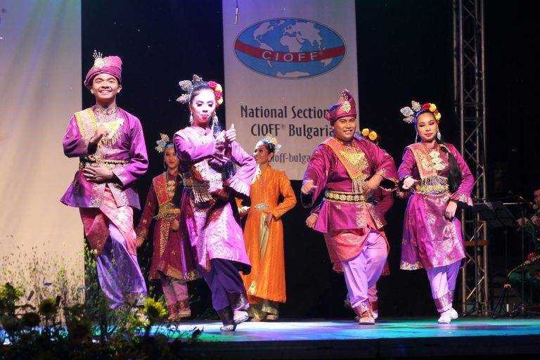 Култура | Танцьори от Малайзия превзеха  фестивалната сцена във В. Търново (снимки)