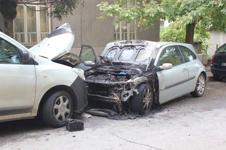 Горещи новини | Две коли изгоряха в центъра на Велико Търново